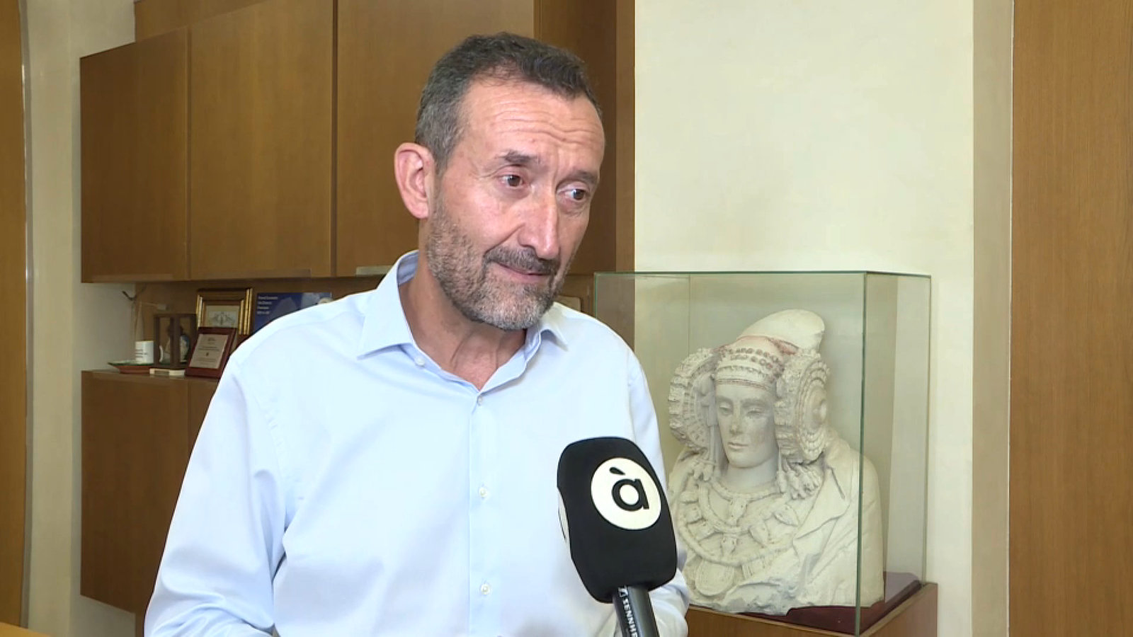 L'alcalde d'Elx, Carlos González, aquest dimecres després de reunir-se amb la delegada del govern, Pilar Bernabé