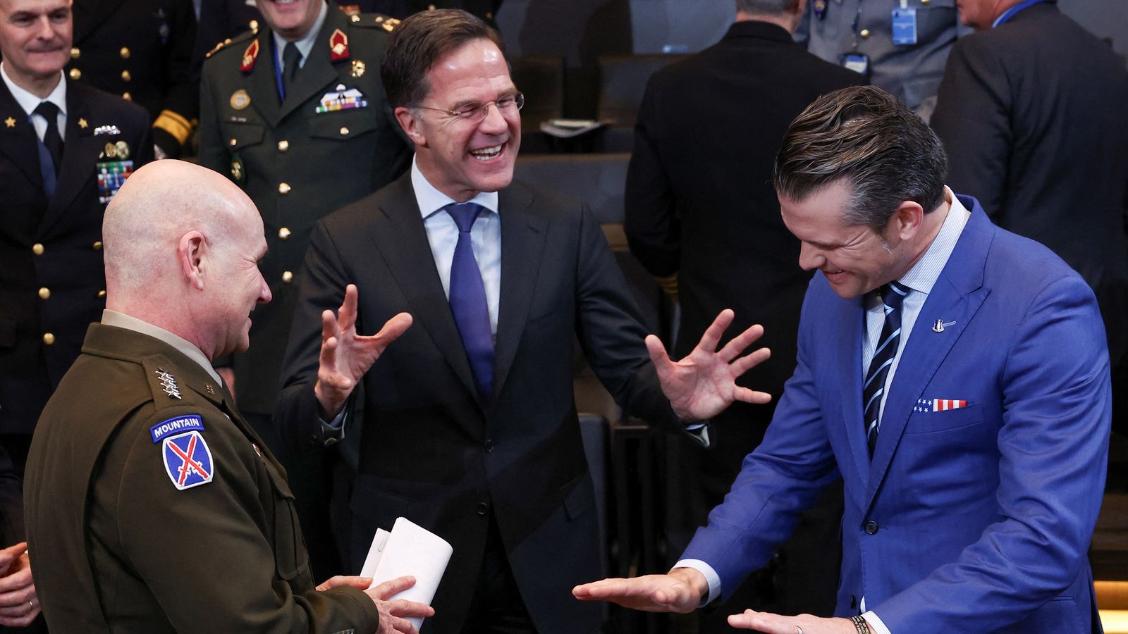 El secretari general de l'OTAN, Marc Rutte, bromeja amb el secretari de Defensa dels EUA Pete Hegseth i el comandant Christopher G. Cavol, en la cimera