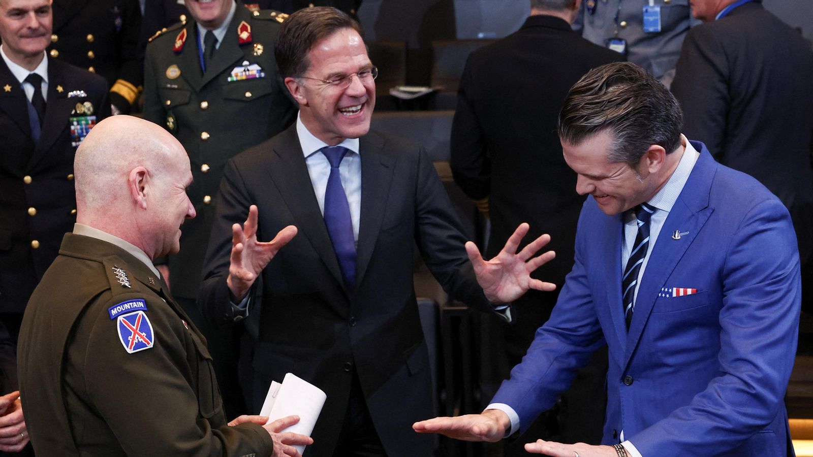 El secretari general de l'OTAN, Mark Rutte, bromeja amb el secretari de Defensa dels EUA, Pete Hegseth, i el comandant Christopher G. Cavol, en la cimera El secretari general de l'OTAN, Marc Rutte, bromeja amb el secretari de Defensa dels EUA Pete Hegseth i el comandant Christopher G. Cavol, en la cimera