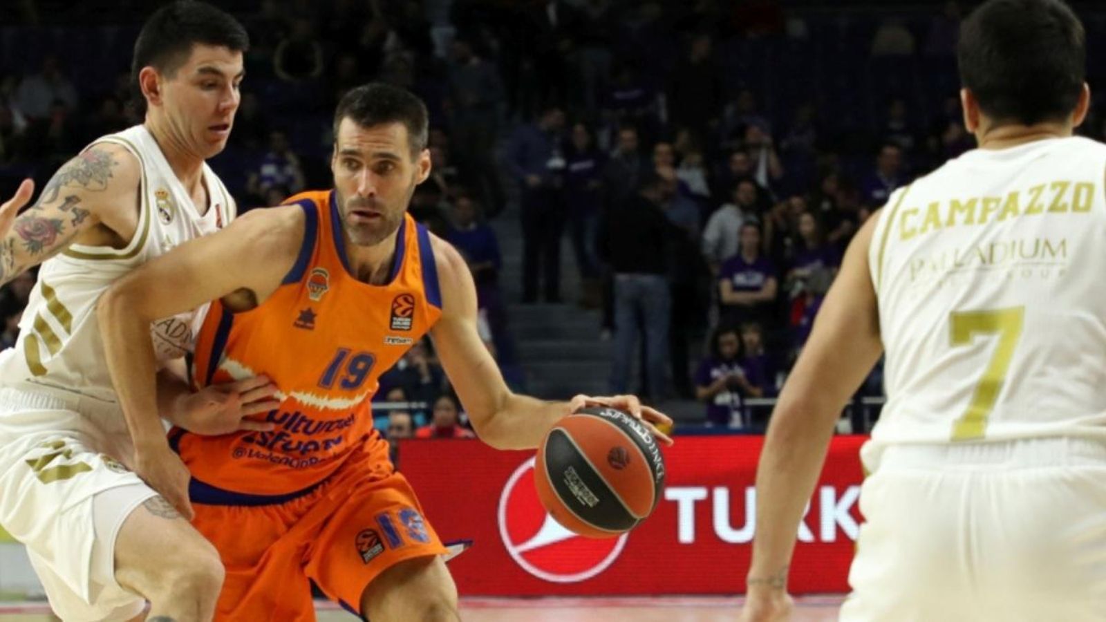 San Emeterio en una acció contra la defensa del Reial Madrid.