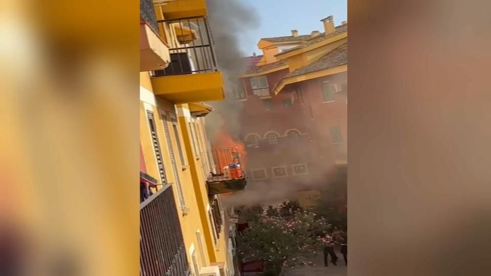 Desallotgen diversos veïns a Port Saplatja per un incendi en una vivenda