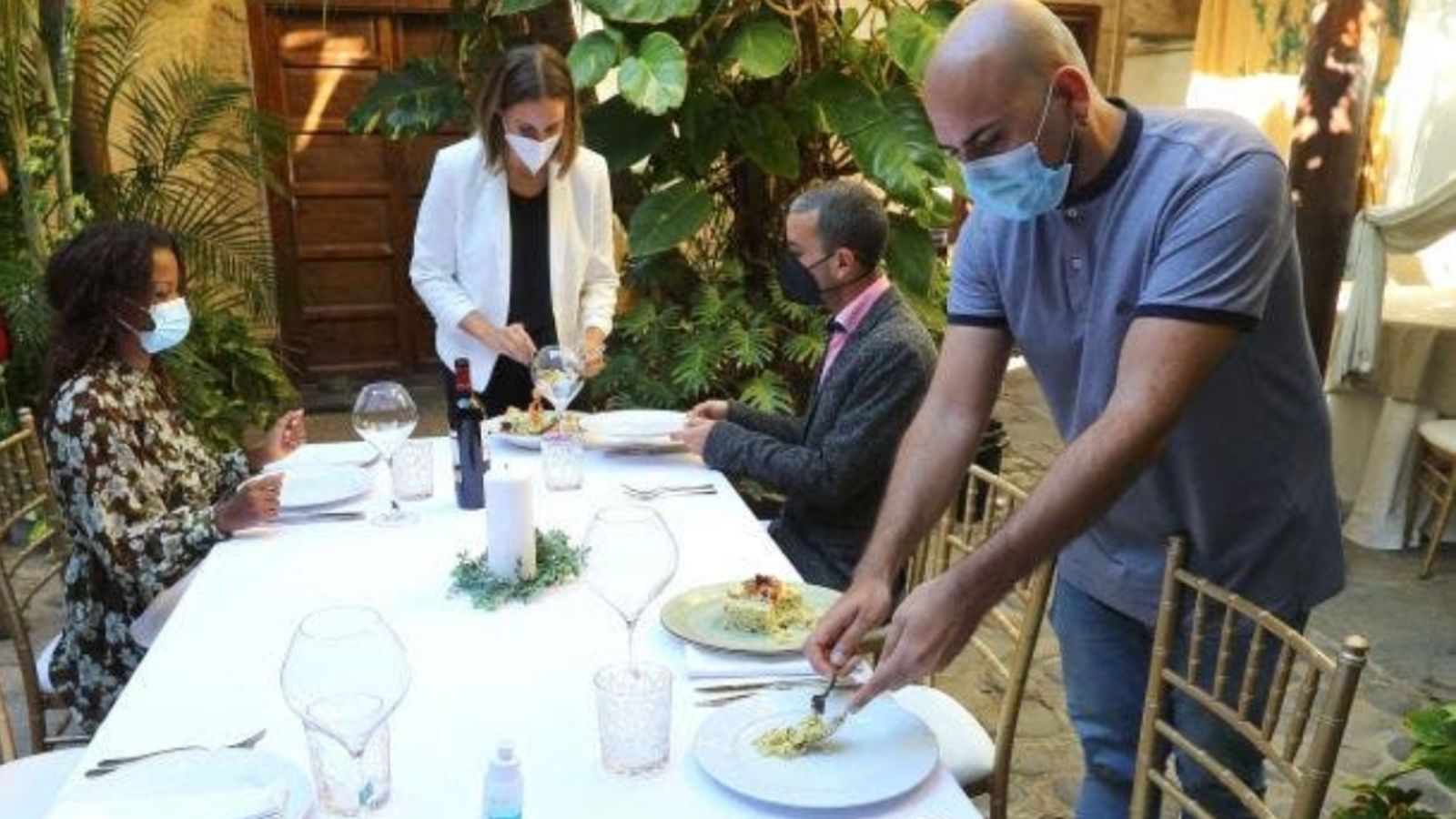 Imatge d'arxiu d'una reunió social