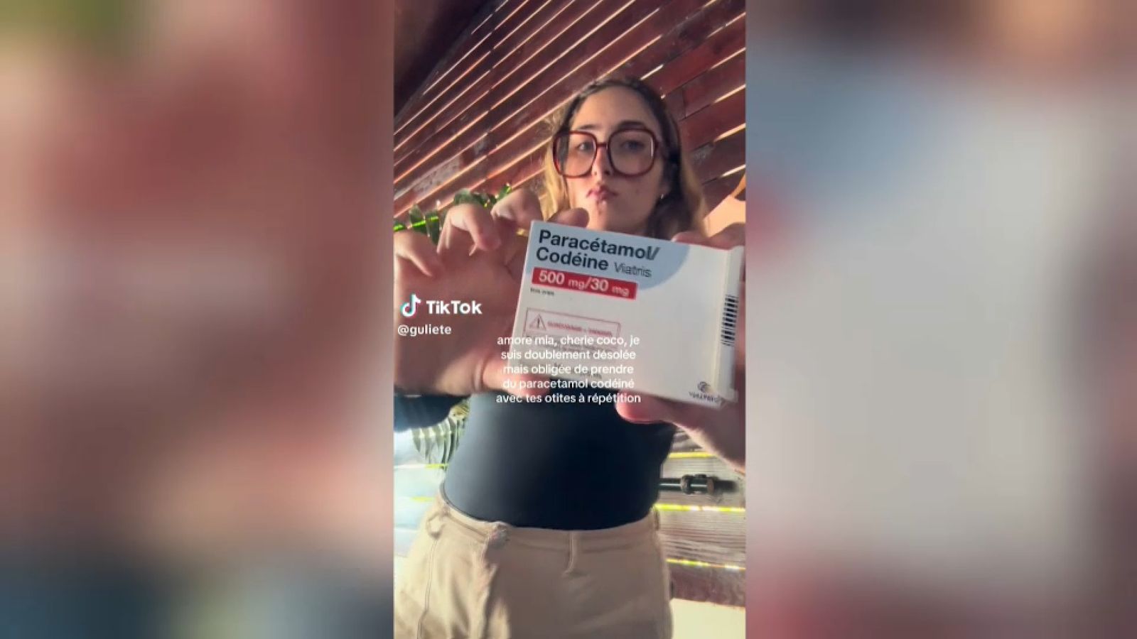 Una jove francesa mostra una caixa de paracetamol en un vídeo que ha compartit a Tik Tok