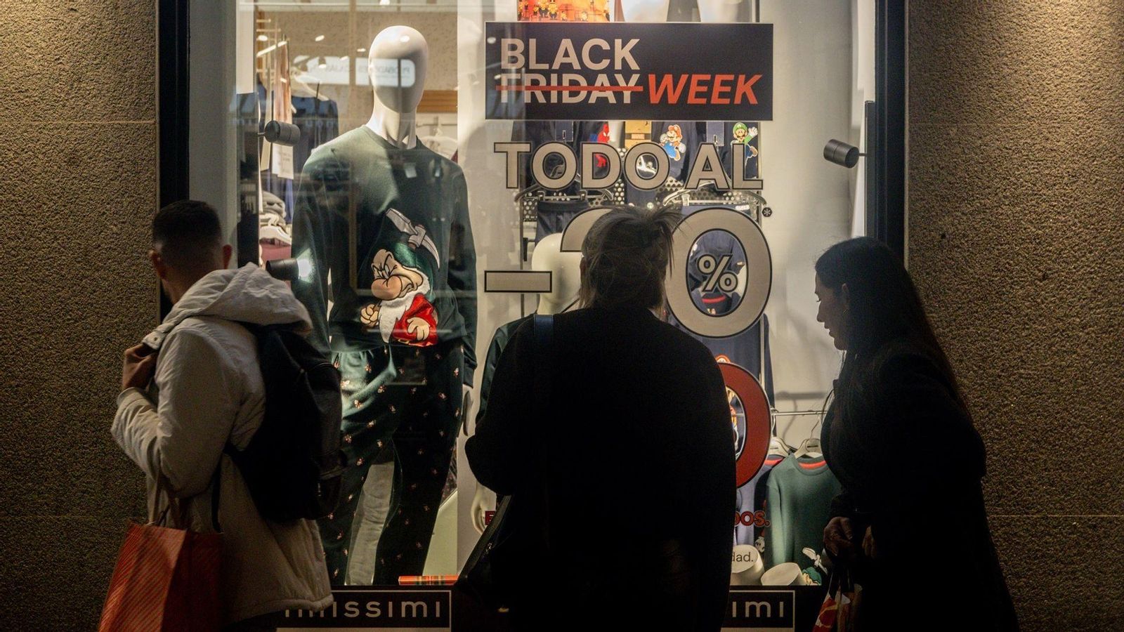 Diverses persones contemplen un aparador en rebaixes