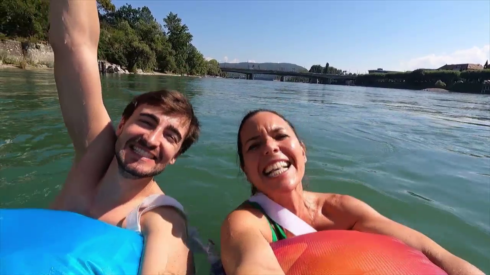 Juan, de Castelló i Cristina Orts, reportera de 'Valencians al món', nadant al riu Rin