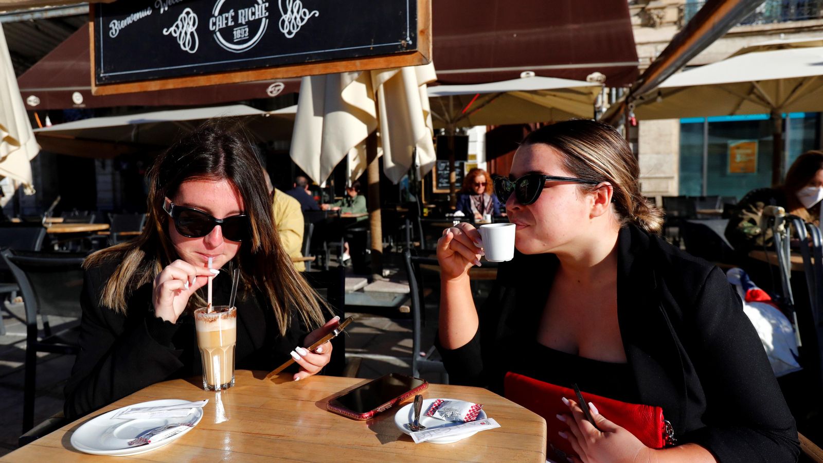 Dos dones franceses es fan un café a una terrassa a Montpellier