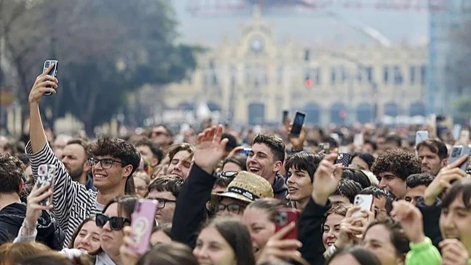 Imatge d'arxiu de público a la mascletà a València amb l'Estació del Nord al fons