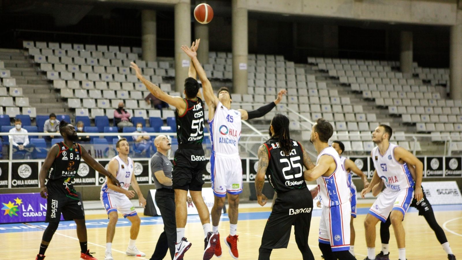 Salt inicial en el partit HLA Alacant-Palma