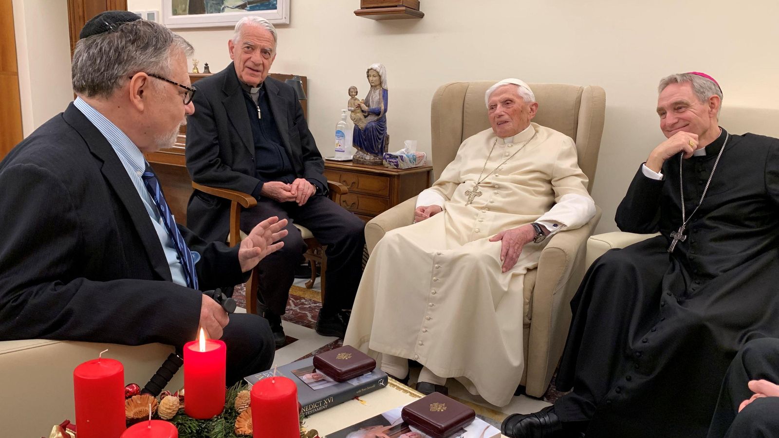 Una de les últimes imatges públiques del papa emèrit, que va rebre el passat 1 de desembre el guanyador del premi Ratzinger