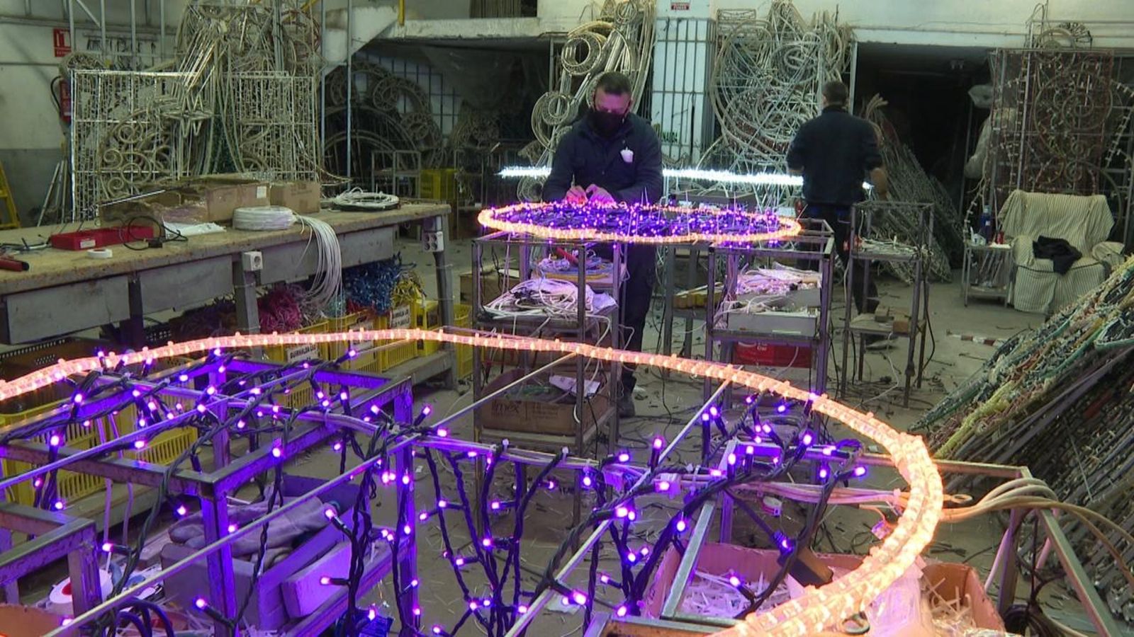 Preparació de la il·luminació fallera a un taller de València