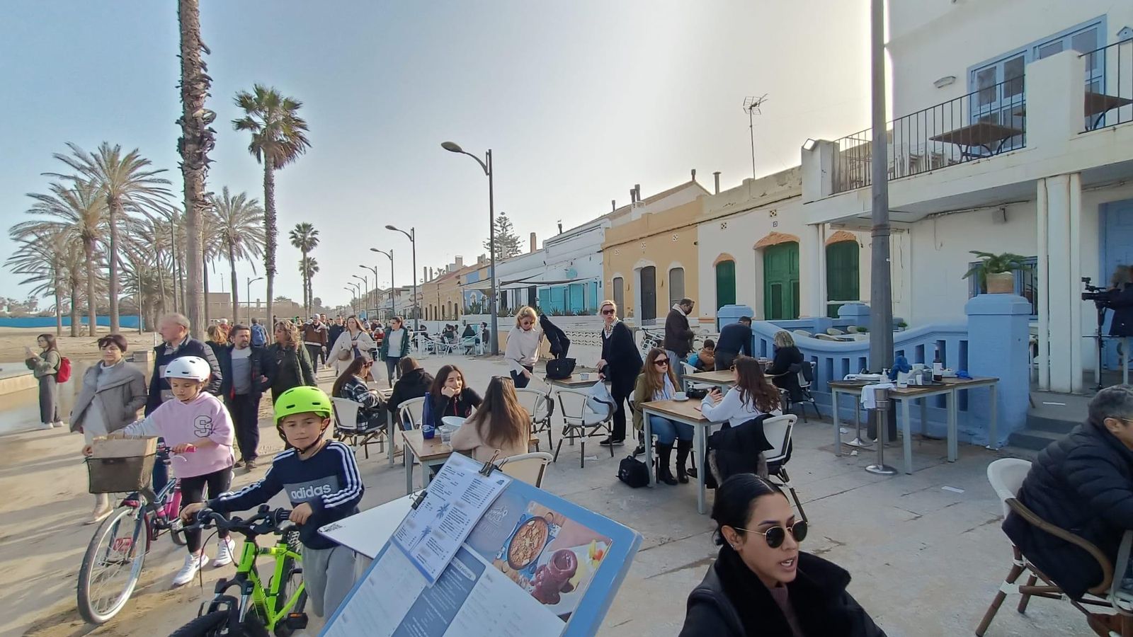 Famílies de totes les edats gaudint del sol aquest diumenge a la platja la Patacona, a Alboraia