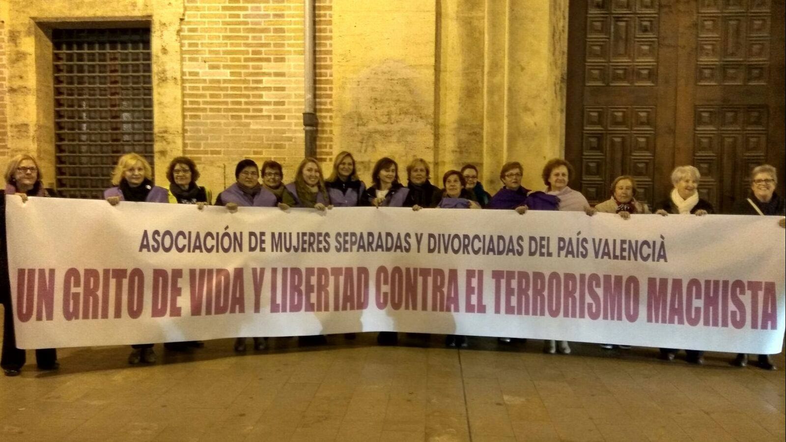 Concentració de l'Associació de  Dones Separades i Divorciades de València en una imatge d'arxiu