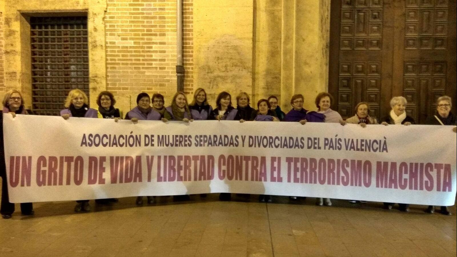 Concentració de l'Associació de  Dones Separades i Divorciades de València en una imatge d'arxiu