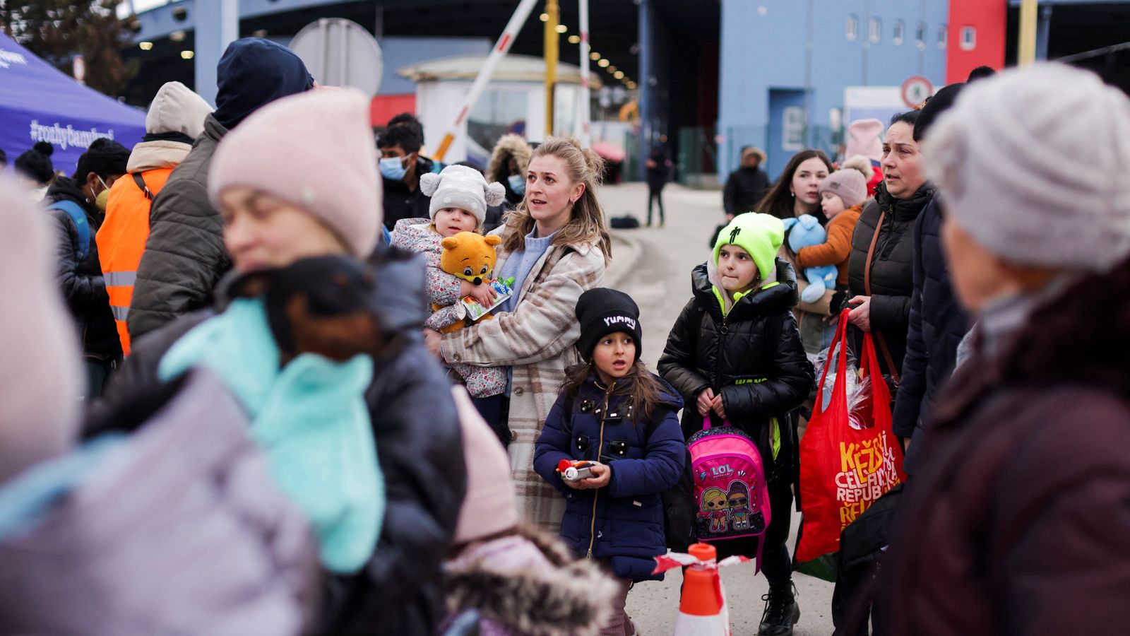 Persones refugiades ucraïneses arriben a un punt de control de la frontera eslovaca