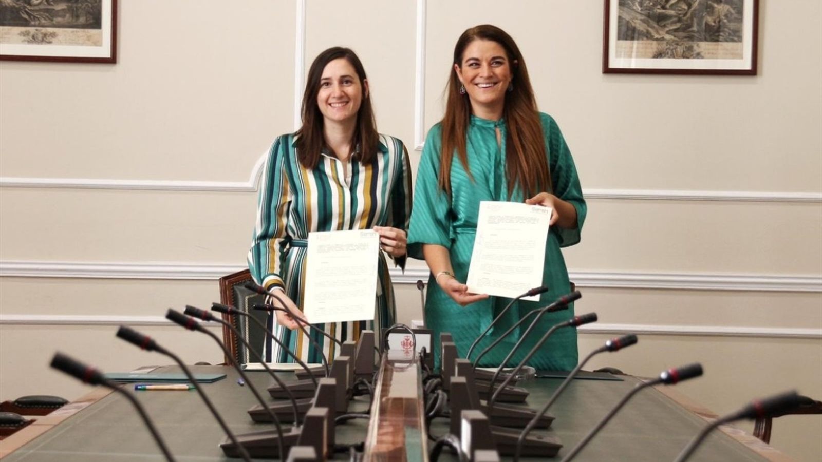 La regidora Elisa Valía, i la consellera Mireia Mollà, després de la signatura del conveni de col·laboració