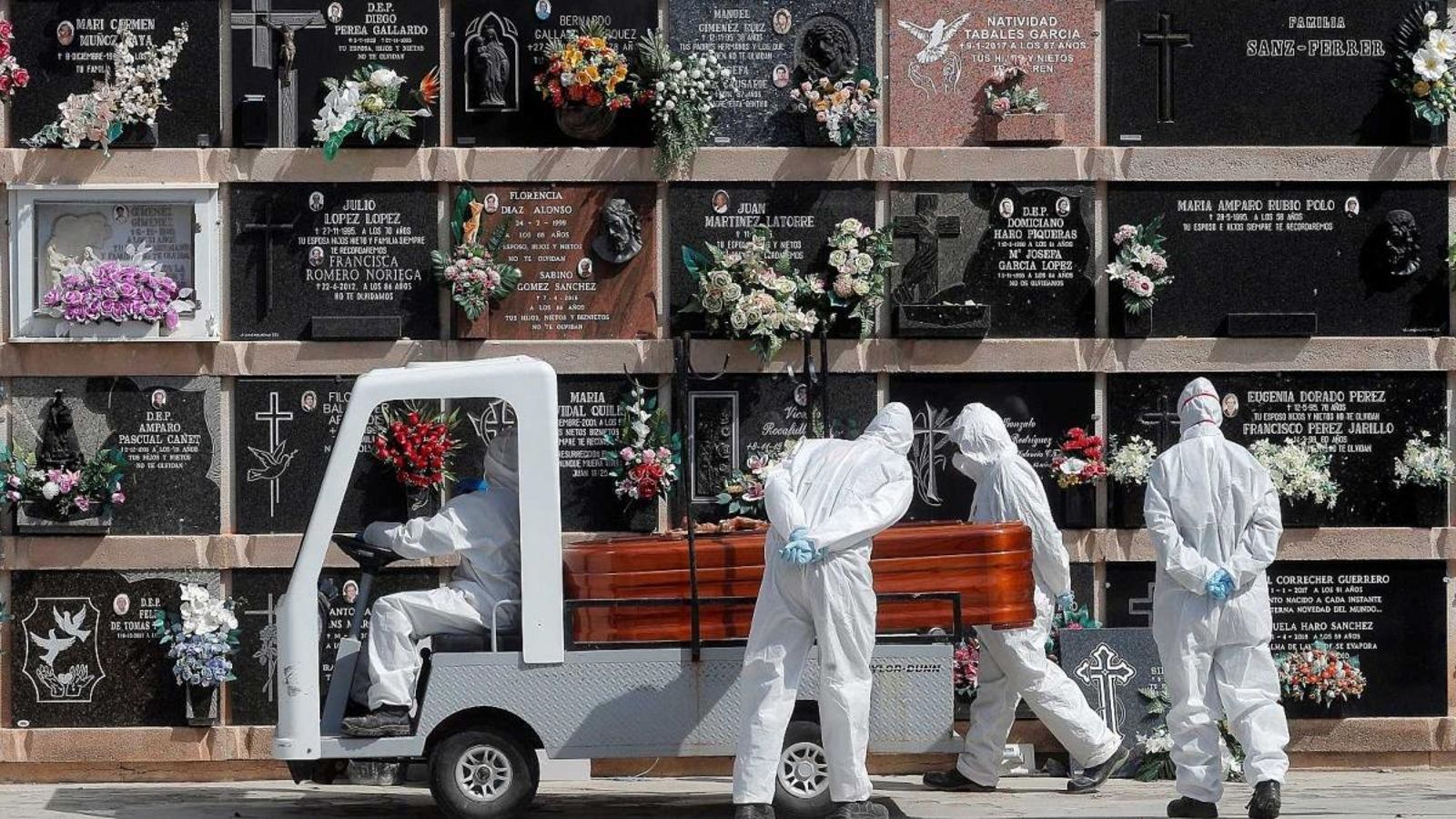 Enterrament d'un mort amb coronavirus, al cementeri del Cabanyal, a València, en una imatge d'arxiu