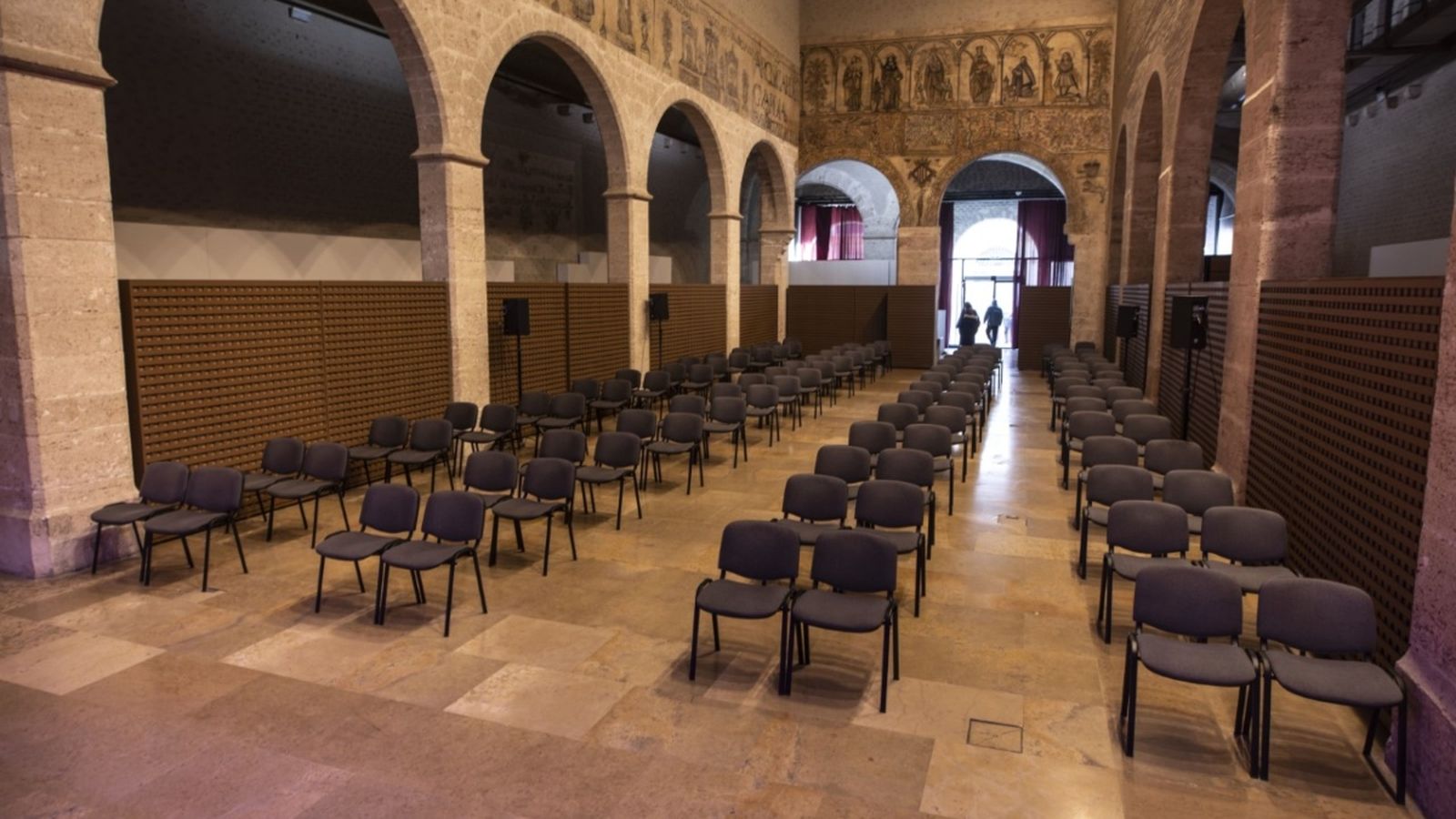 S’han cobert els espais entre les columnes amb panells mòbils revestits amb material absorbent