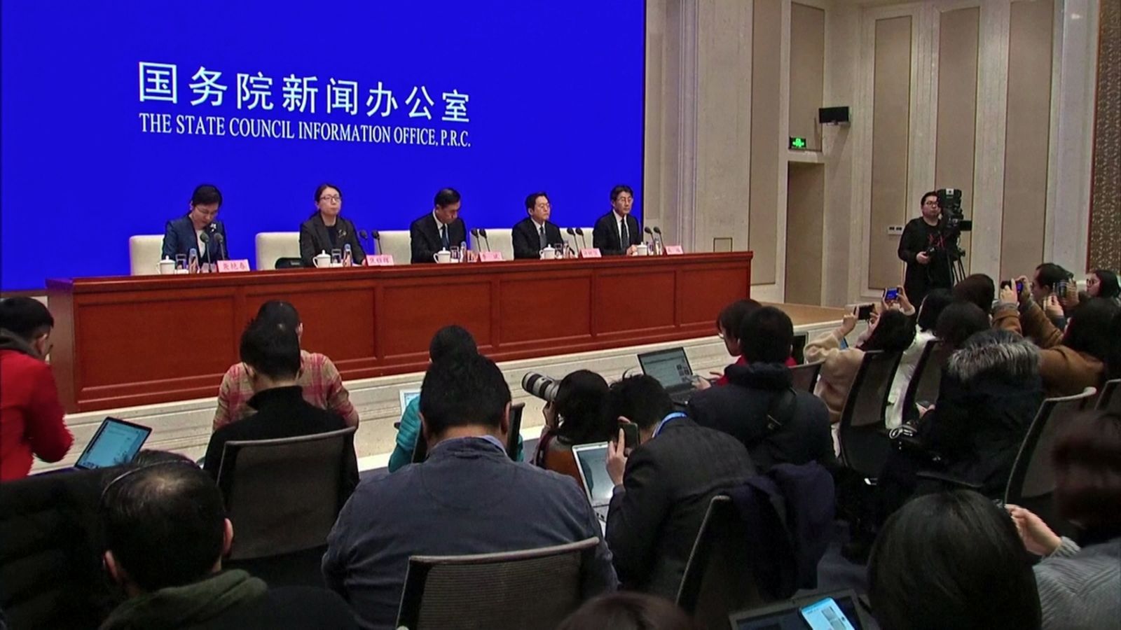 El viceministre de la Comissió Nacional de Sanitat de la Xina, Li Bin (centre) en roda de premsa