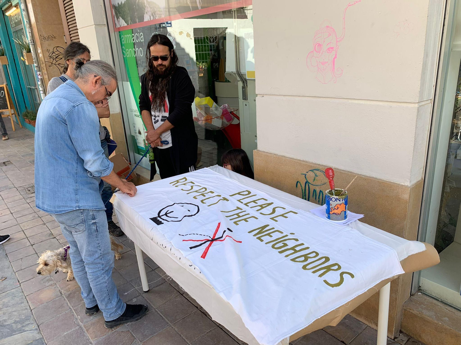 Entre les pancartes del veïnat de Benimaclet s'han vist missatges en altres idiomes