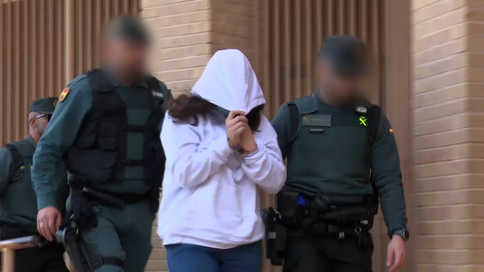 Agents de la Guàrdia Civil acompanyen l'acusada al jutjat