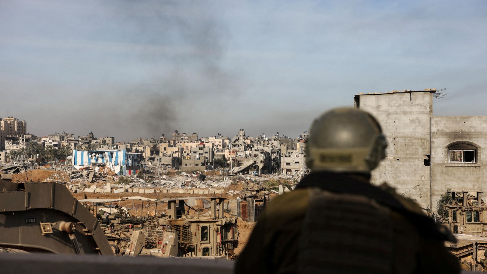 Un soldat israelià contempla la destrucció a la Franja de Gaza