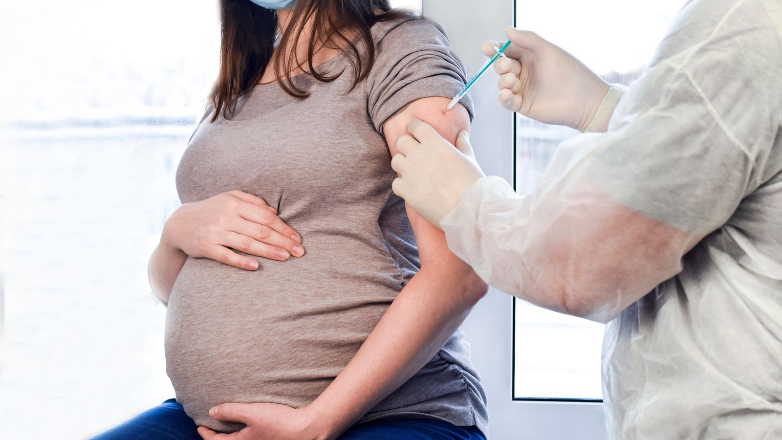 Una dona embarassada rep la vacuna contra la covid-19