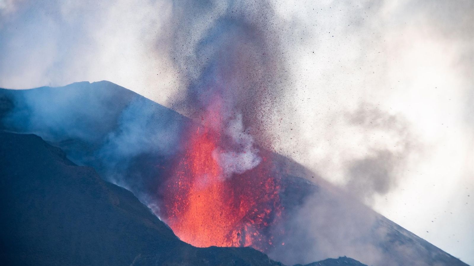 Imatge del volcà Cumbre Vieja que segons els especialistes mostra una deformació del terreny