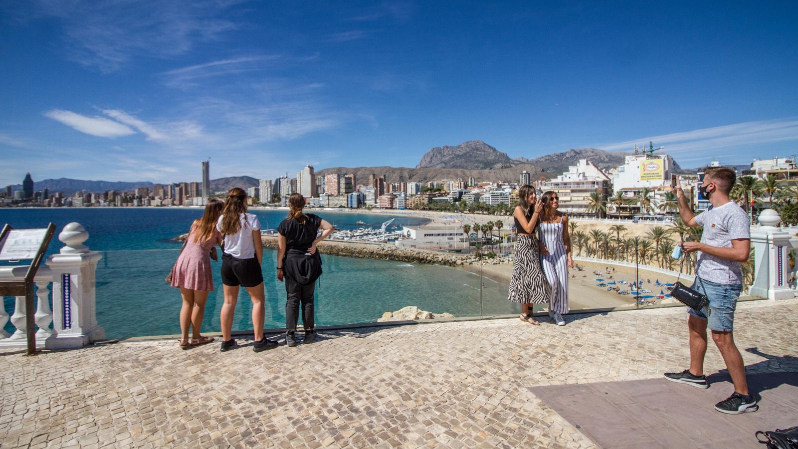 Diversos turistes al mirador de Benidorm, en una imatge d'arxiu