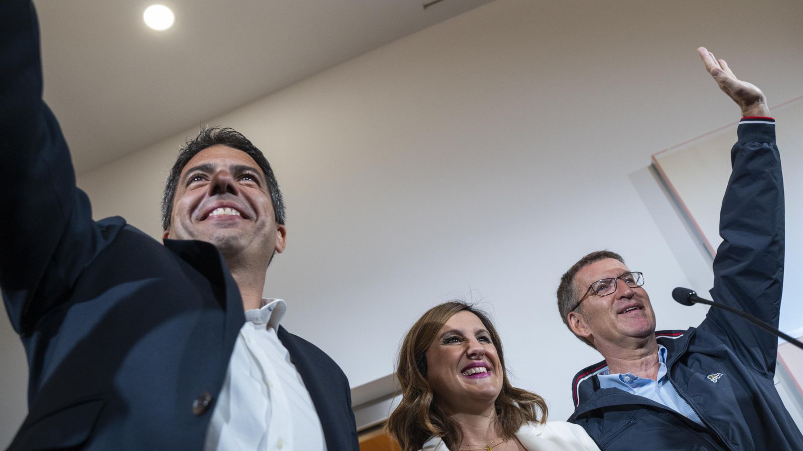 Carlos Mazón, Maria José Catalá i Alberto Núñez Feijóo, saluden durant un acte en la Fundació Bancaixa a València
