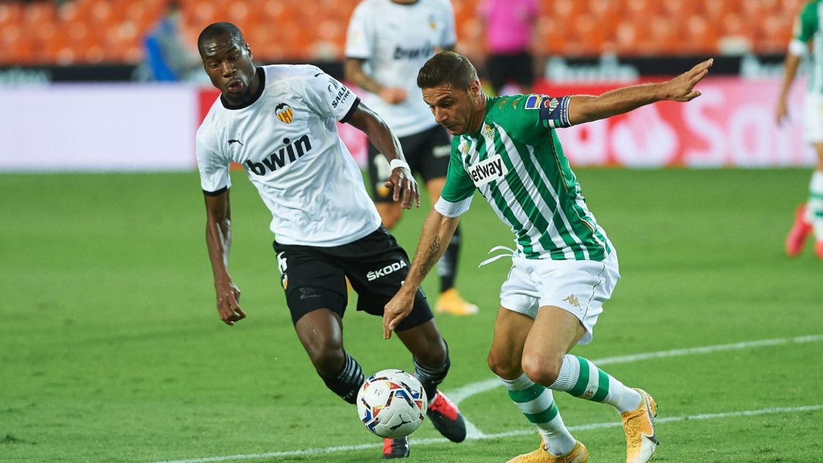 Kondogbia en una acció del partit contra el Betis. (EuropaPress)