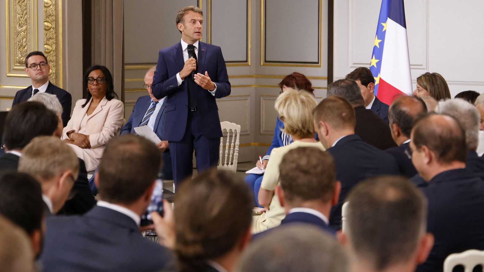El president Macron es dirigeix als alcaldes dels municipis que han registrats disturbis nocturns durant l'última setmana El president Macron es dirigeix als alcaldes dels municipis que han registrats disturbis nocturns durant la última setmana