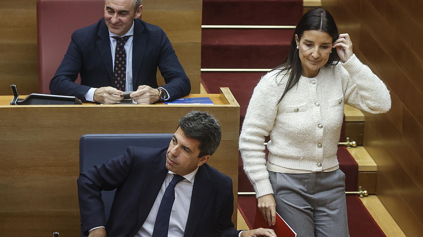 La consellera d'Hisenda, Ruth Merino, a punt d'intervindre en un debat en les Corts