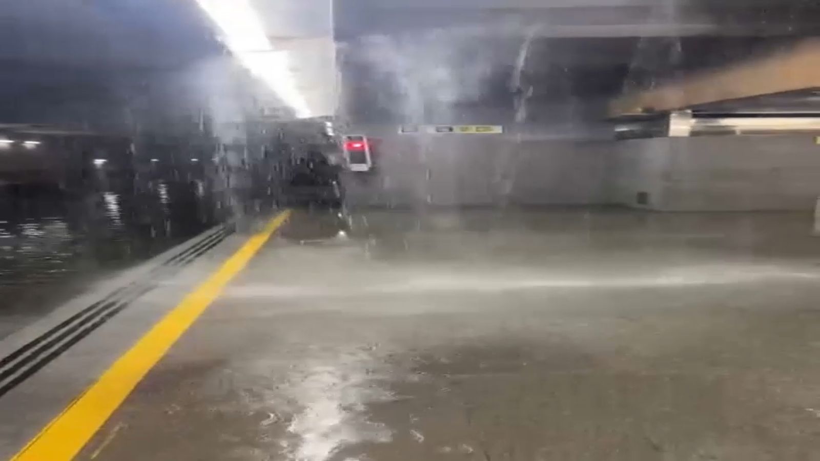 Imatge de l'estació de metro de Machado este dimecres a la nit