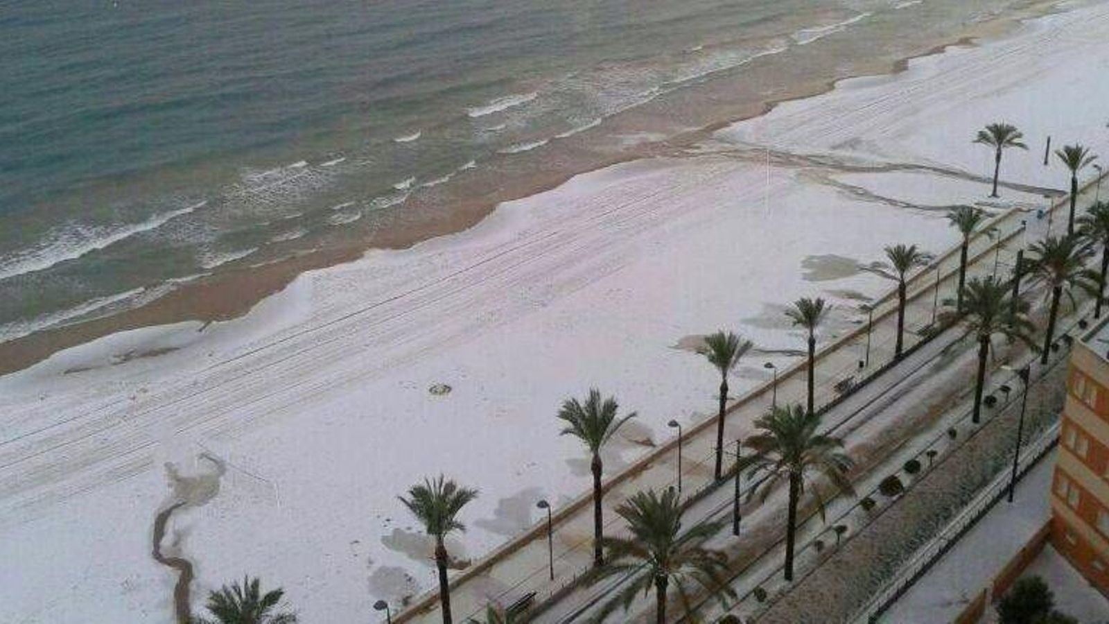En imatge, la forta granissada que ha tenyit de blanc les platges de la ciutat d'Alacant