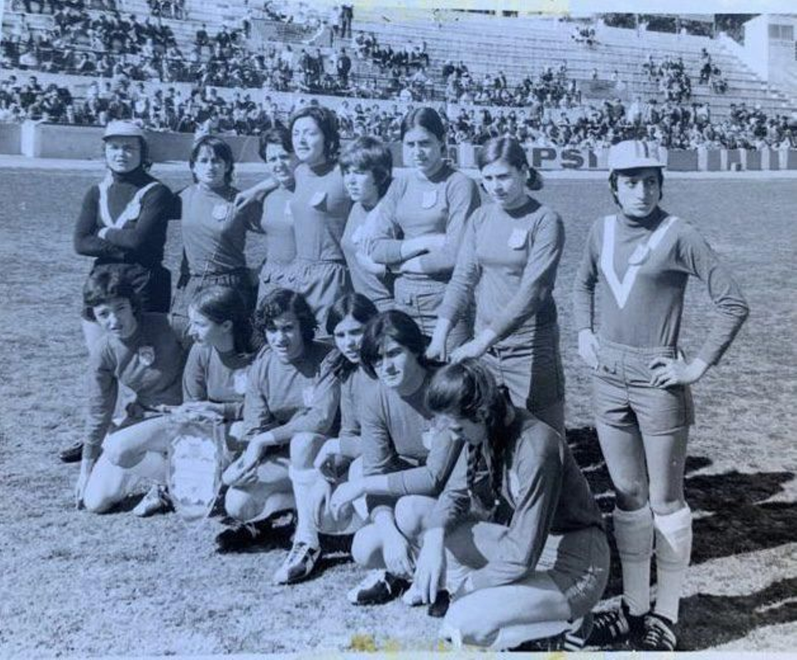 Va disputar dos partits amb la Selecció i va jugar amb dos equips, el Racing de València (després Marcol), i l'Hèrcules. 