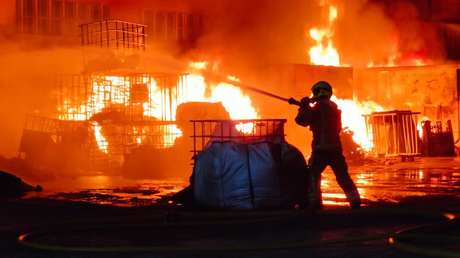 Un efectiu treballa en l'extinció de l'incendi declarat en una fàbrica de Torrent