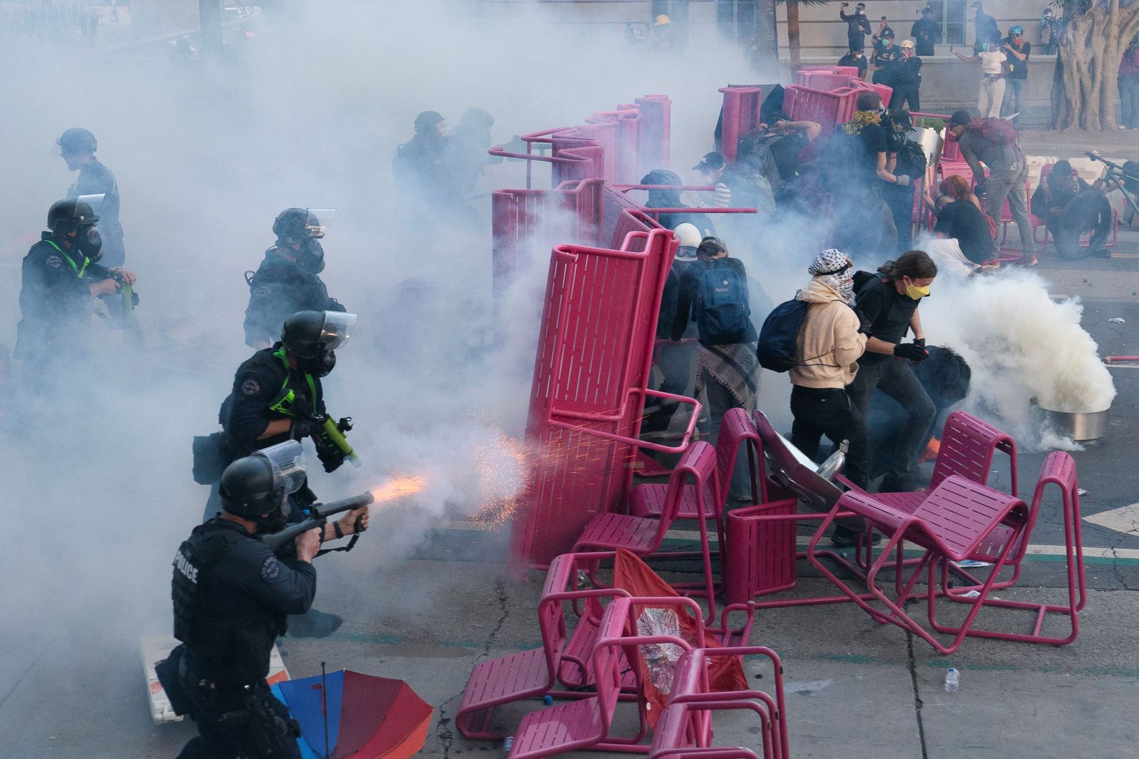 La policia de Los Angeles dispersa la multitud darrere d'una barricada
