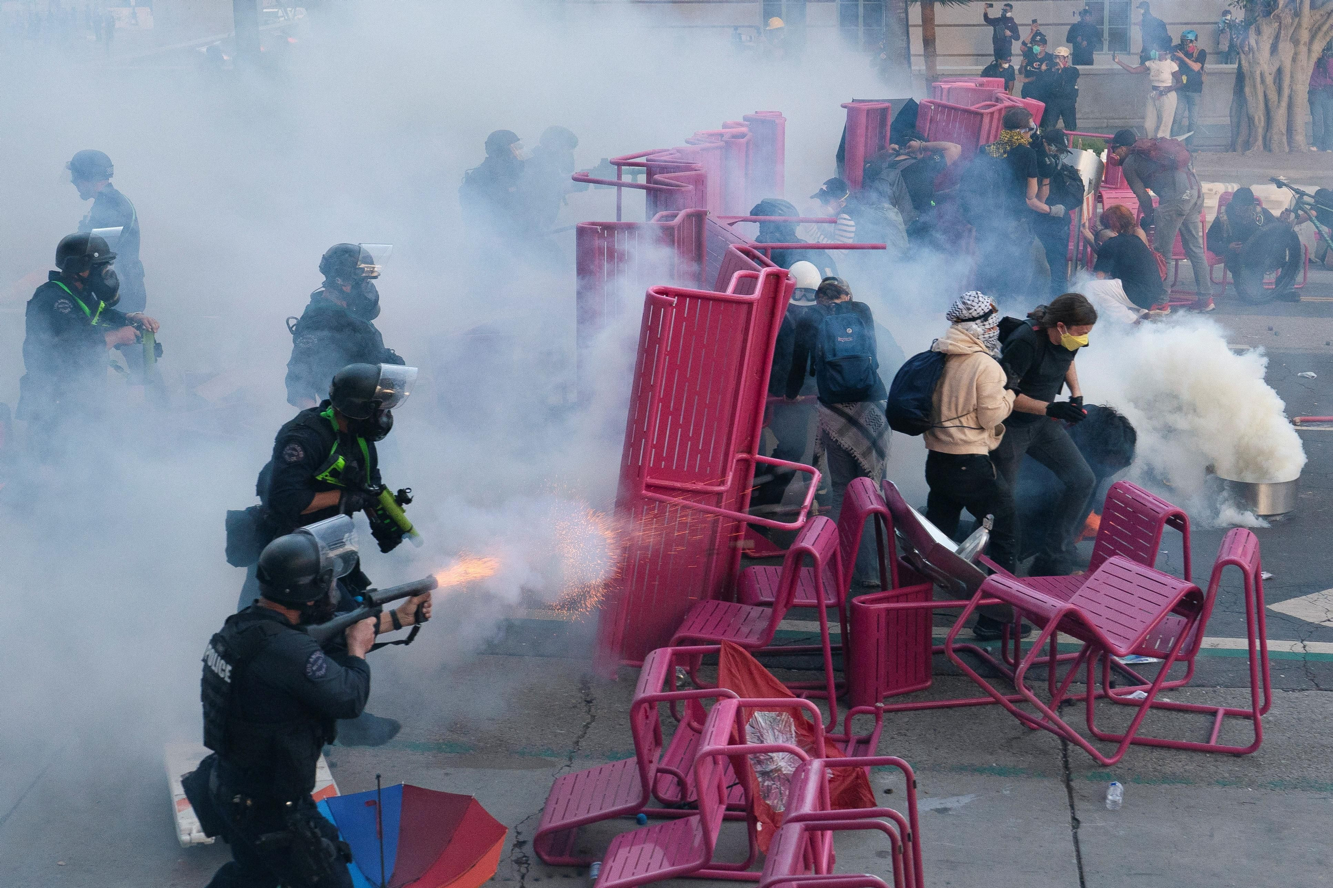 La policia de Los Angeles dispersa la multitud darrere d'una barricada La policia de Los Angeles dispersa la multitud darrere d'una barricada
