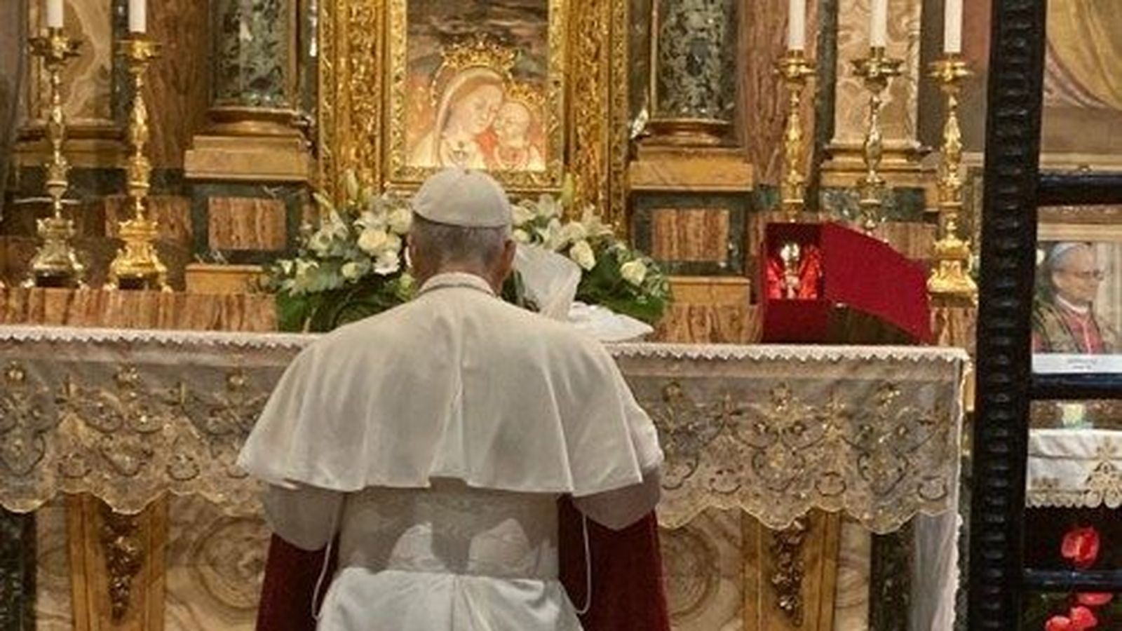 El papa Lleó XIV resa en el