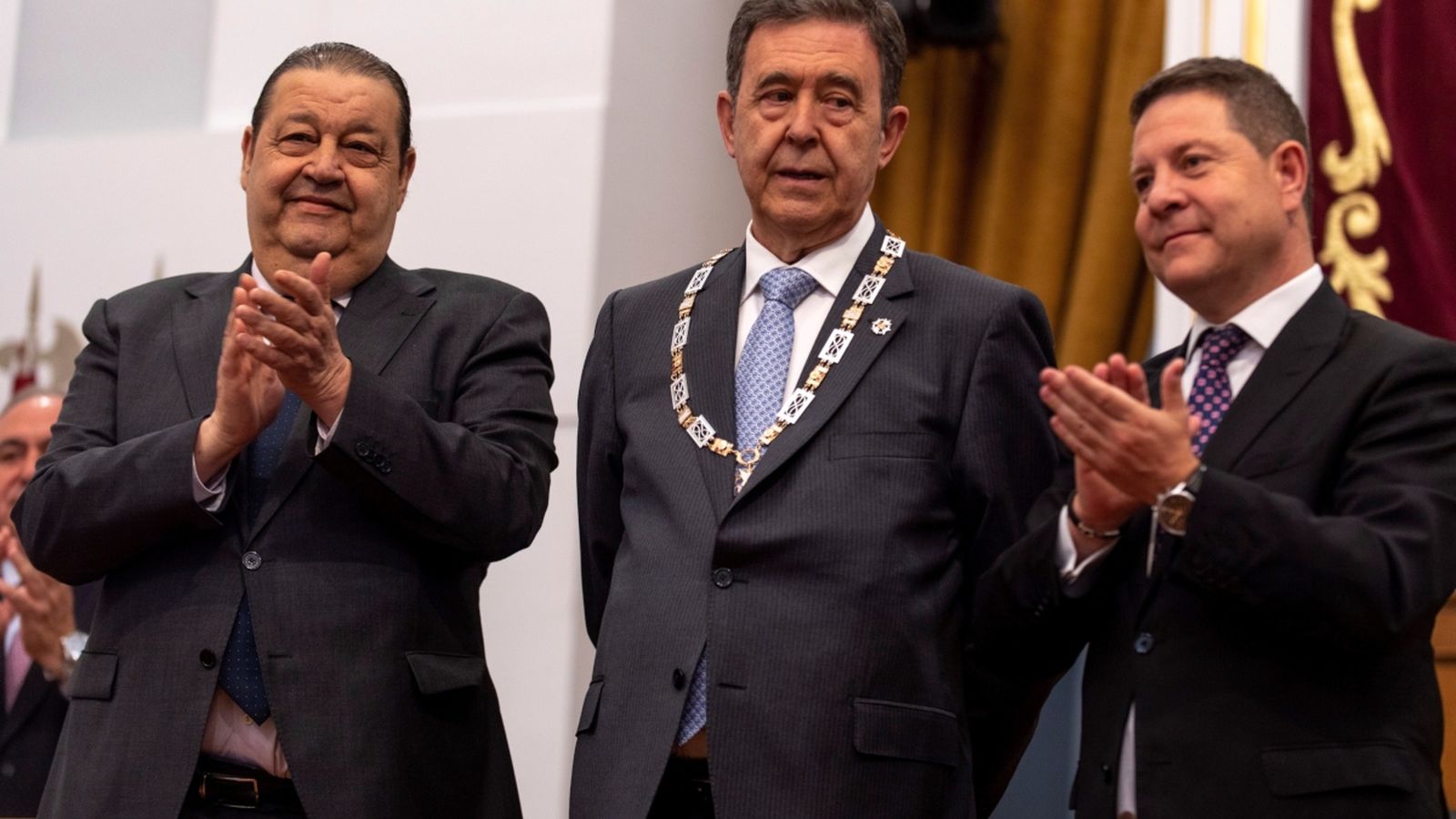 El president de Castella-la Manxa, Emiliano García-Page (dreta), en un acte celebrat aquest dilluns