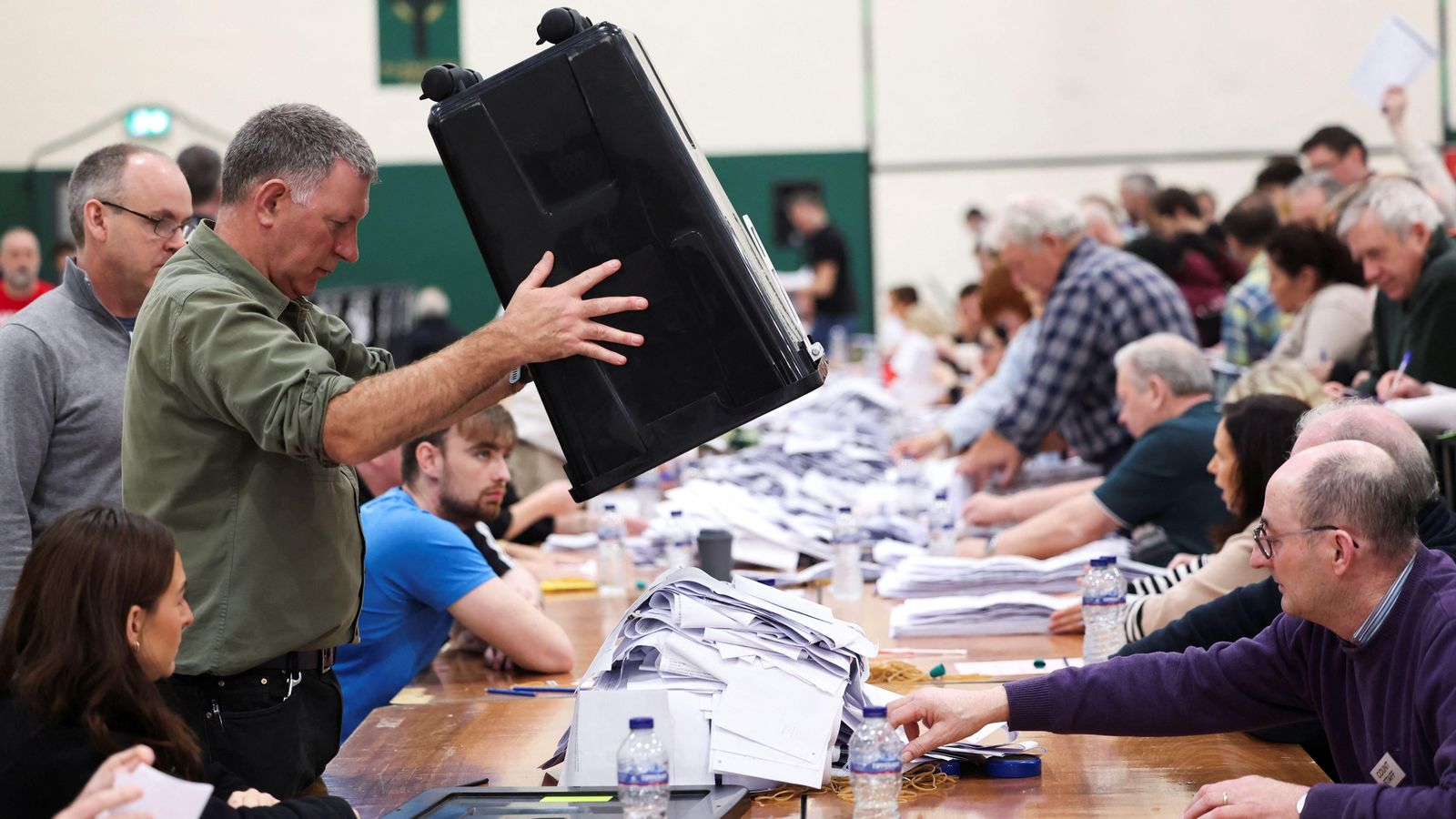 El personal que compten les paperetes de vot, al centre de recompte Sud-Central de Cork