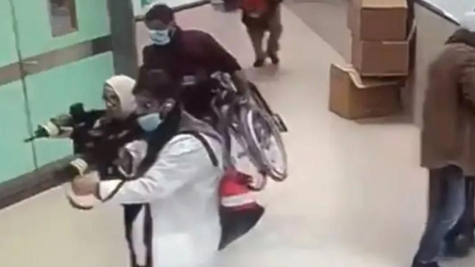 Imatges de les càmeres de seguretat de l'atac israelià a l'hospital de Jenín