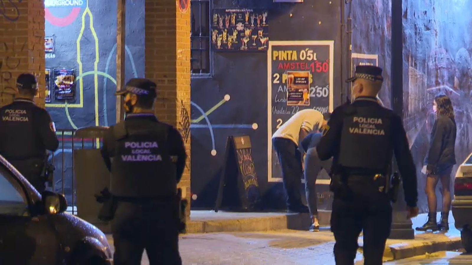 Agents de la Policia Local de València, davant un establiment a la plaça del Cedre
