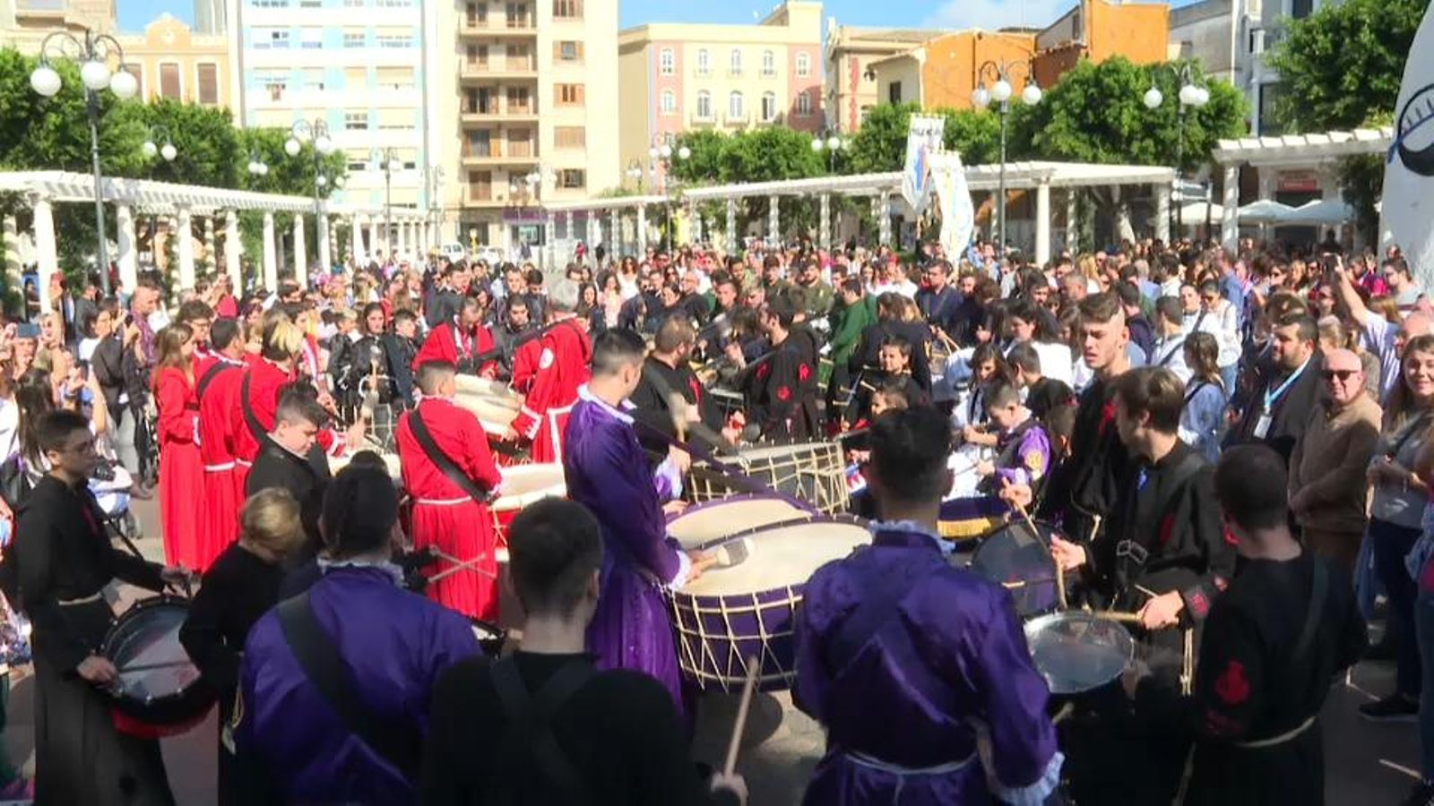 Tamborada a Alzira en la Trobada Nacional de Joves Confrares
