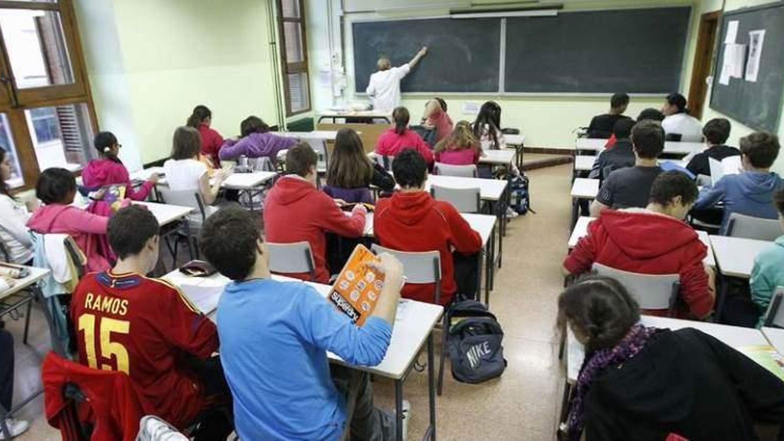 Alumnes en una classe d'un institut en una imatge d'arxiu