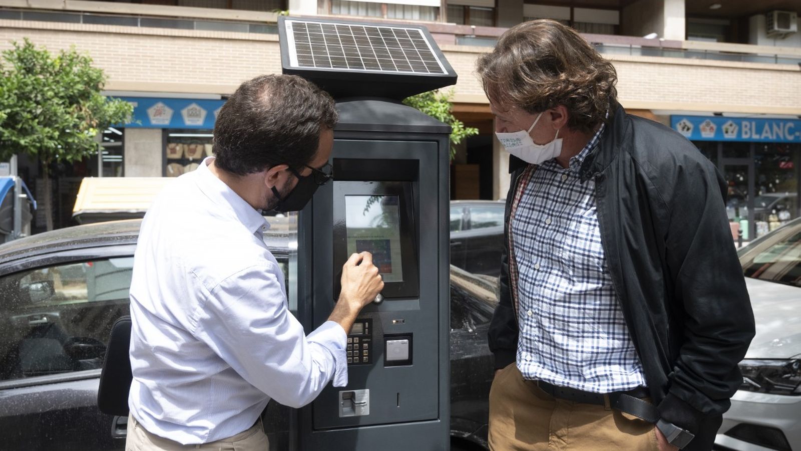 El Regidor de Mobilitat, Giussepe Grezzi (dreta) junt amb un dels nous parquímetres