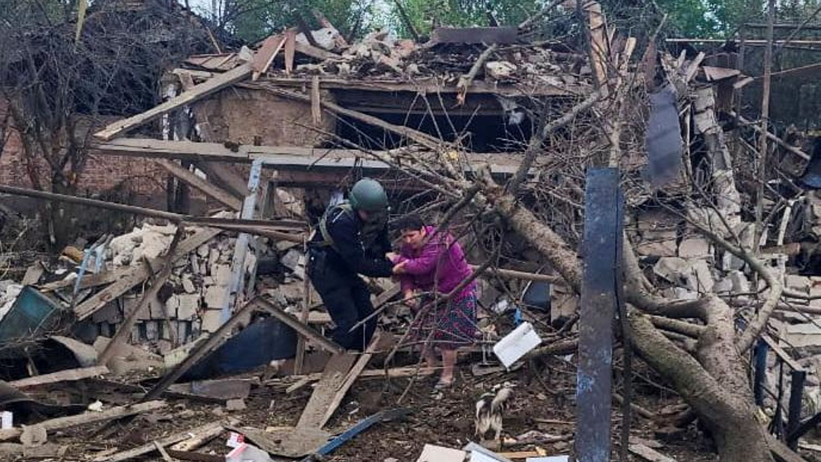 Un oficial de policia ajuda a una dona a ser evacuada d'una àrea residencial afectada per un atac amb míssils russos a Kostiantynivka, regió de Donetsk, Ucraïna