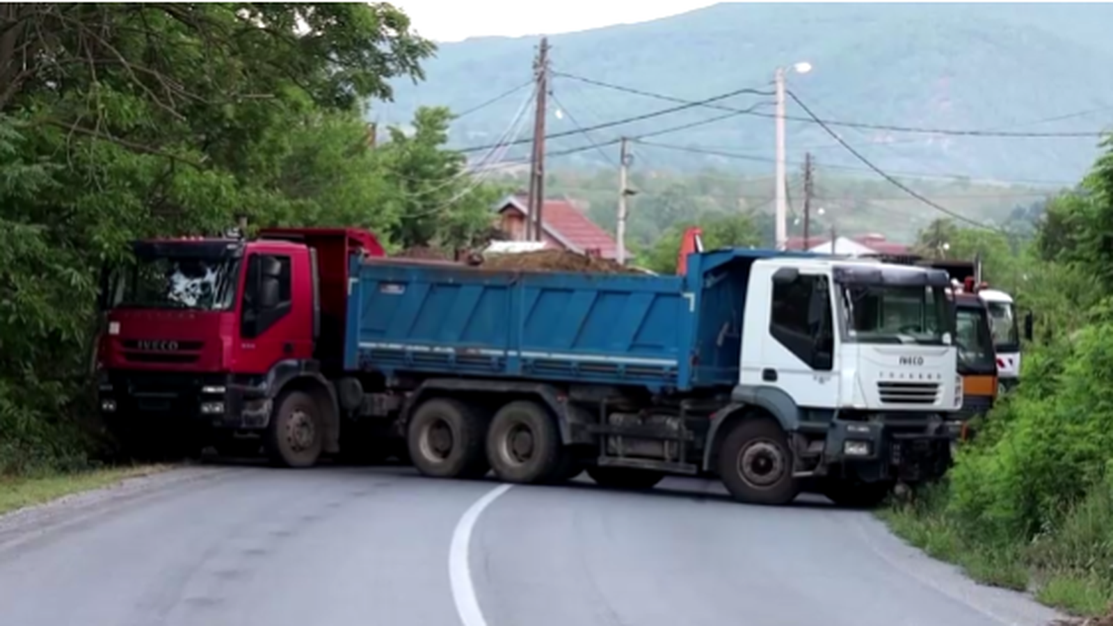 Carreteres bloquejades amb camions a la frontera entre Kosovo i Sèrbia