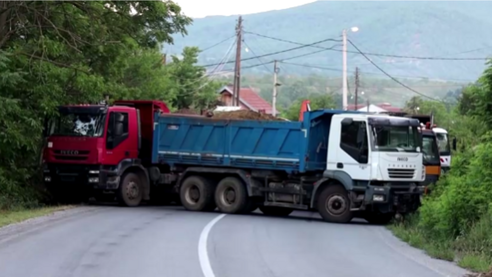 Carreteres bloquejades amb camions a la frontera entre Kosovo i Sèrbia