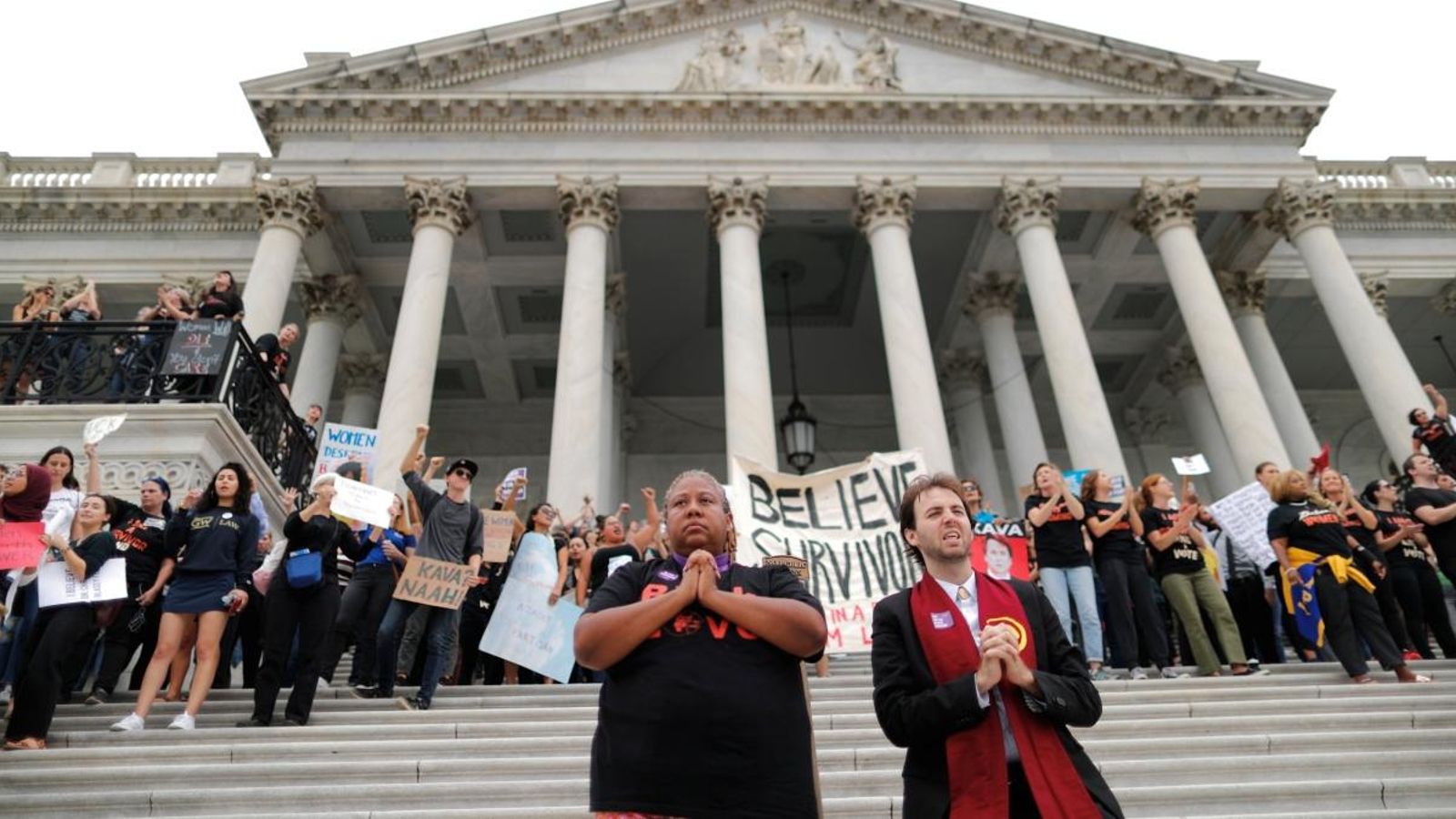 Manifestants enfront del Capitoli de Washington abans de la votació